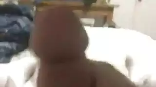  حركة إيلاج مزدوجة موحلة مع مراهقة مثيرة وحزامها الجنسي