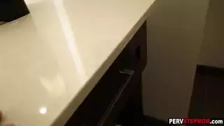 حصلت جبهة مورو مثير على ركبتيها وامتص ديك أسود كبير قبل أن تحصل على محشوة
