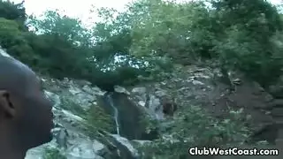 قضيب أسود كبير يوسع فتحة شرج الصديق في مشهد جنس مثلية صريح