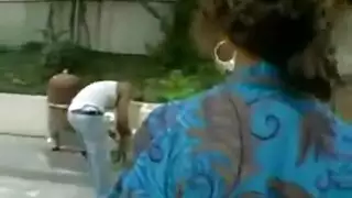 أختنق من قضيب عامل الخدمة الضخم قبل أن يملأني