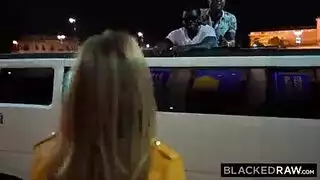 جنس جماعي عرقي مكثف: عدة فحول سود يملؤونها