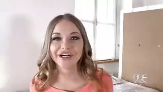 عاهرة ساخنة تبلع زب ضخم وتلعق بيضاته