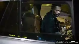 قضيب أسود ضخم يدك فرجاً أبيض ضيق في مشهد إباحي