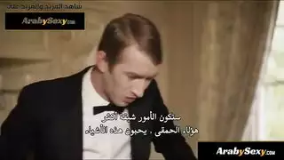 جماع جامح: المالك يضبط زوجته والخادمة في جنس جماعي