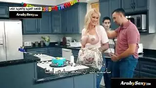 تجسس على صديقة الأخت المثيرة جلسة نيك قوية