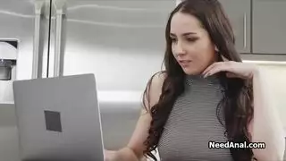 قضيب جلدي خشن يضخ بعمق في فرج هاوية طماعة