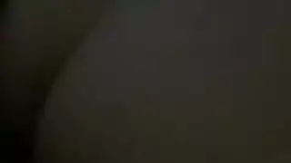مص في المقعد الخلفي وحشوة كريمية مع محترفة