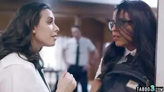 كسر عذرية مراهقة بإثارة إباحية عنيفة