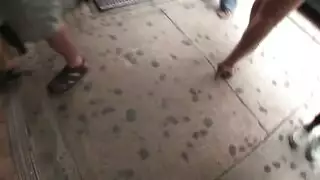 سيدة مثيرة تصور كسها الضيق المبلل في فيلم إباحي فردي وهي راكعة