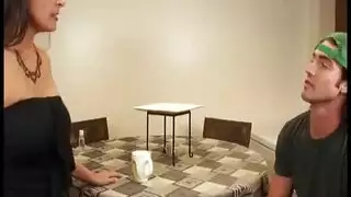 عميل ثري يضرب فرج المدلكة الضيق على سرير التدليك