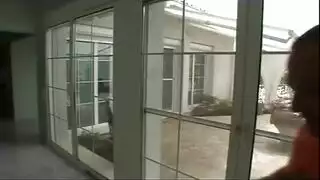 عاهرة غير مخلصة تأخذ جنساً مزدوجاً في مشهد خارجي صريح