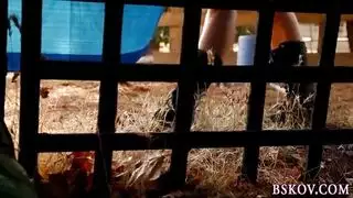 ركوب أليكس تشانس المكثف للقضيب الزجاجي مع أنين عالٍ وصوت أريكة