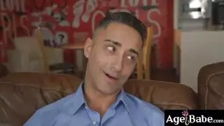 حصلت شقراء جميلة على خدمة زميلها من العمل ، لأنها أرادت أن ترضيه عن وظيفته