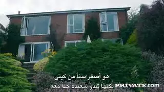 زوجة متحمسة تعد صديقتها لجلسة شرجية جامحة