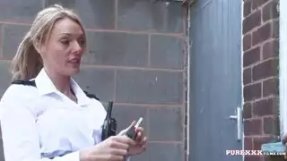 أم خائنة تأخذ وجهها من عشيق سري
