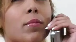 فتاة آسيوية جميلة تأخذ قضيبًا قاسيًا عميقًا في حلقها على ركبتيها