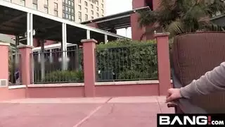الحبيبة تتدرب بالديلدو ثم تأخذ زبًا صلبًا