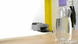 غلاميل تأخذ عدة أعضاء ذكورية في فعل شرجي قاس
