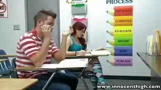 امرأة سمراء مثيرة يعطي الكرات المص العميق لرجل لا يستطيع إرضاء امرأة