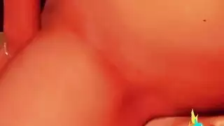 فتاة الأعمال بالوردي تخلع ملابسها لإنهاء بالقذف الداخلي