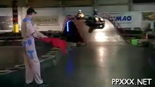 مراهقة تأخذ قضيب في الغابة