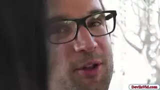 العاهرة المتزوجة تأخذ جنس كلابي عنيف