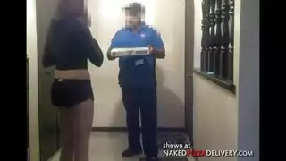 ساعية بيتزا ساخنة تحصل على لسان ممتع بعمق