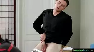 عاهرات صغيرات يستكشفن الجنس المثلي في مكتب فارغ