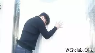 الفتاة الشقراء تخلع ملابسها لطلب صديقها بممارسة جنس عنيف