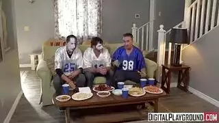 دخل شفار الى منزل ونيك زوجته امامه ليسرقو