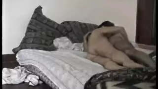 أغض كسها الرطب ثم اسحقها بلعبة ضخمة