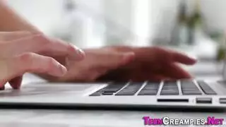 عاهرة شقراء مراهقة تأخذ قضيب نجم إباحي في فمها