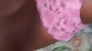 فتاة نيجيرية مراهقة تحصل على تدليك مهبلها بإصبعين بقوة