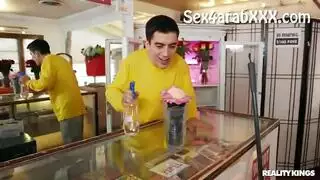 ينيك صديقته وتمسك بهم امه