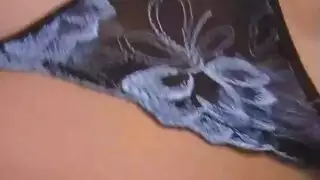 الحورية إيريكا تبلغ ذروتها باستخدام لعبة جنسية