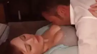 آسيوية ذات وجه دائري ماهرة في مص قضيب كبير