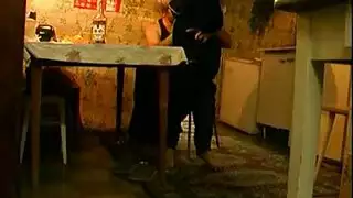 رجل كندي يضرب كس على طاولة المطبخ