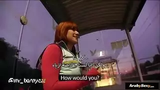 مشهد علني مدفوع: عاهرة أوروبية تؤدي مشهد شارع صريح