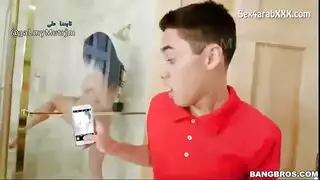 كاميرا خفية في الحمام تصور زوجة الأب، تؤدي إلى مشهد إباحي صريح