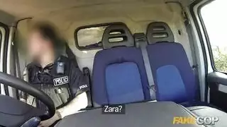 شقراء نارية تُضاجع من قبل ضابط في سيارته