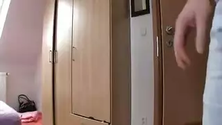 تدلله بكسها الضيق المبلول