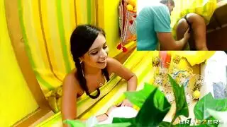 مص علني: فتاة شابة تبلع زب ضخم بالكامل