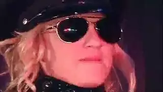 شرطية قذفة تبتلع السائل المنوي بعد جلسة جنس إباحية قاسية