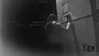 شقراء جائعة للقضيب تحب الجنس الفموي العميق والبلع