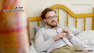 يد زوجة الأب القاسية تقود إلى فعل إباحي
