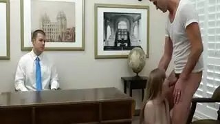 تدمير مراهقة على المكتب: سكس عنيف في مكتب روسي