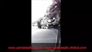 فتاة مسلمة تنزل وتبتلع الأدلة