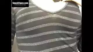 ناشبة وقحة تبرز ثدييها الكبيرين وتدخل أصابعها في كسها المشعر