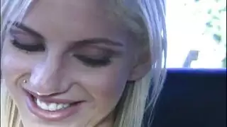 شاب زبير كبير يأتي بمراهقتين ساخنتين و أحلى نيك ثلاثي في البيت