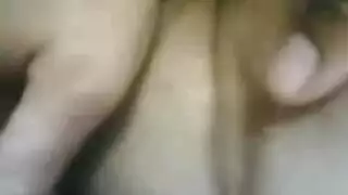 عاهرة خائنة كويتية تأخذ قذفًا داخليًا في السيارة من عشيقها